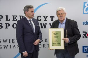 70. Plebiscyt Sportowy - Świętokrzyskie Gwiazdy Sportu 2021. Na zdjęciu (od lewej): Stanisław Wróbel - Redaktor Naczelny „Echa Dnia”, Zdzisław Lipiński - KKL Kielce - 2. miejsce w kategorii Trener Roku / Echo Dnia