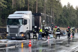 14.02.2022. Suchedniów. Spalona naczepa samochodu ciężarowego / Wiktor Taszłow / Radio Kielce