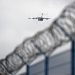 09.02.2022. Rzeszów-Jasionka. Samolot transportowy Boeing C-17 Globemaster III na lotnisku w podrzeszowskiej Jasionce - przylot kolejnych żołnierzy z 82. Dywizji Powietrznodesantowej USA / Darek Delmanowicz / PAP