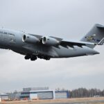 09.02.2022. Rzeszów-Jasionka. Samolot transportowy Boeing C-17 Globemaster III na lotnisku w podrzeszowskiej Jasionce - przylot kolejnych żołnierzy z 82. Dywizji Powietrznodesantowej USA / Darek Delmanowicz / PAP