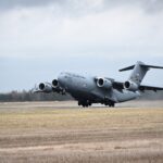 09.02.2022. Rzeszów-Jasionka. Samolot transportowy Boeing C-17 Globemaster III na lotnisku w podrzeszowskiej Jasionce - przylot kolejnych żołnierzy z 82. Dywizji Powietrznodesantowej USA / Darek Delmanowicz / PAP