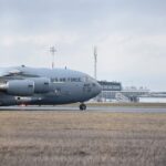 09.02.2022. Rzeszów-Jasionka. Samolot transportowy Boeing C-17 Globemaster III na lotnisku w podrzeszowskiej Jasionce - przylot kolejnych żołnierzy z 82. Dywizji Powietrznodesantowej USA / Darek Delmanowicz / PAP