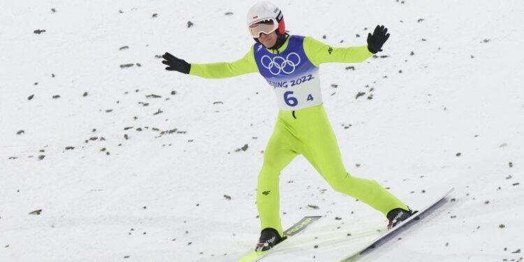 14.02.2022. Zimowe Igrzyska Olimpijskie - Pekin 2022. Kamil Stoch po skoku w drugiej serii konkursu drużynowego na skoczni w Zhangjiakou / Grzegorz Momot / PAP