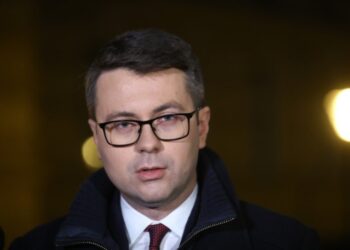 26.02.2022. Warszawa. Rzecznik rządu Piotr Mueller podczas konferencji prasowej przed KPRM w Warszawie / Rafał Guz / PAP