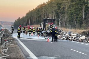 14.02.2022. Suchedniów. Spalona naczepa samochodu ciężarowego / Wiktor Taszłow / Radio Kielce