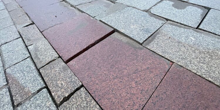 Drogowcy wymienią „klawiszujące” płyty na placu Moniuszki - Radio Kielce 01.02.2022. Kielce. Dziurawa nawierzchnia. Na zdjęciu plac Moniuszki / Wiktor Taszłow / Radio Kielce