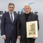 70. Plebiscyt Sportowy - Świętokrzyskie Gwiazdy Sportu 2021. Na zdjęciu (od lewej): Stanisław Wróbel - Redaktor Naczelny „Echa Dnia”, Wacław Mozer - Zasłużony dla Świętokrzyskiego Sportu / Echo Dnia