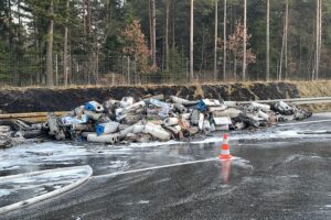 14.02.2022. Suchedniów. Spalona naczepa samochodu ciężarowego / Wiktor Taszłow / Radio Kielce