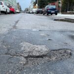 01.02.2022. Kielce. Dziurawa nawierzchnia. Na zdjęciu ulica Śniadeckich / Wiktor Taszłow / Radio Kielce