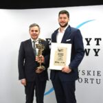 70. Plebiscyt Sportowy - Świętokrzyskie Gwiazdy Sportu 2021. Na zdjęciu (od lewej): Stanisław Wróbel - Redaktor Naczelny „Echa Dnia”, Nicolas Tournat - Łomża Vive Kielce - 2. miejsce w kategorii Sportowiec Roku / Echo Dnia