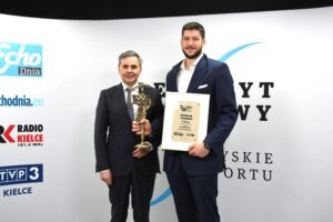 70. Plebiscyt Sportowy - Świętokrzyskie Gwiazdy Sportu 2021. Na zdjęciu (od lewej): Stanisław Wróbel - Redaktor Naczelny „Echa Dnia”, Nicolas Tournat - Łomża Vive Kielce - 2. miejsce w kategorii Sportowiec Roku / Echo Dnia