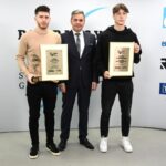 70. Plebiscyt Sportowy - Świętokrzyskie Gwiazdy Sportu 2021. Na zdjęciu (od lewej): Jakub Łukowski - Korona Kielce - 6. miejsce w kategorii Sportowiec Roku, Stanisław Wróbel - Redaktor Naczelny „Echa Dnia”, Miłosz Strzeboński - Korona Kielce - Nadzieja Świętokrzyskiego Sportu / Echo Dnia