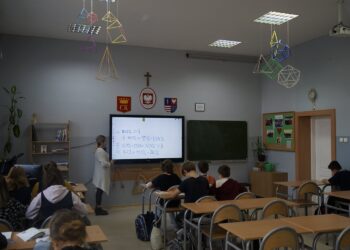 Klasa, sala, lekcja, lekcje, ławki / Jakub Snoch / Radio Kielce