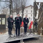 27.02.2022. Opatów. Otwarcie Skweru Żołnierzy Niezłomnych. Na zdjęciu (od lewej): Tomasz Staniek - starosta opatowski, poseł Krzysztof Lipiec, poseł Andrzej Kryj, Grzegorz Gajewski - burmistrz Opatowa / Emilia Sitarska / Radio Kielce