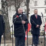 27.02.2022. Opatów. Otwarcie Skweru Żołnierzy Niezłomnych. Na zdjęciu (od lewej): poseł Andrzej Kryj, poseł Krzysztof Lipiec, Grzegorz Gajewski - burmistrz Opatowa / Emilia Sitarska / Radio Kielce