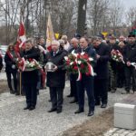 27.02.2022. Opatów. Otwarcie Skweru Żołnierzy Niezłomnych. Na zdjęciu (od lewej): poseł Andrzej Kryj, poseł Krzysztof Lipiec, poseł Marek Kwitek / Emilia Sitarska / Radio Kielce