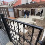 22.02.2022. Opatów. Patio na tyłach budynku Podziemnej Trasy Turystycznej po remoncie / Tomasz Staniek