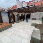 22.02.2022. Opatów. Patio na tyłach budynku Podziemnej Trasy Turystycznej po remoncie / Tomasz Staniek