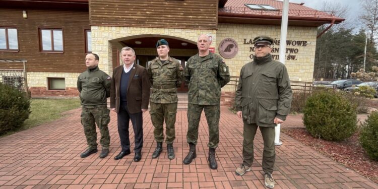 Ostrowiec Świętokrzyski. Organizatorzy Biegu Tropem Wilczym. Na zdjęciu (od lewej): płk Piotr Hałys - dowódca 10. ŚBOT, senator Jarosław Rusiecki, Damian Kasprzyk - dowódca JS "Strzelec" 2013, ppłk Adam Kowalski - Wojskowy Komendant Uzupełnień WKU Sandomierz, Adam Podsiadło - nadleśniczy Nadleśnictwa Ostrowiec Św. / Marta Gajda-Kruk / Radio Kielce