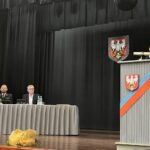 28.02.2022. Połaniec. Sesja rady miejskiej. Zaprzysiężenie burmistrza. Na zdjęciu (od prawej): Jacek Nowak - burmistrz Połańca, Stanisław Lolo - przewodniczący rady miejskiej w Połańcu / Emilia Sitarska / Radio Kielce