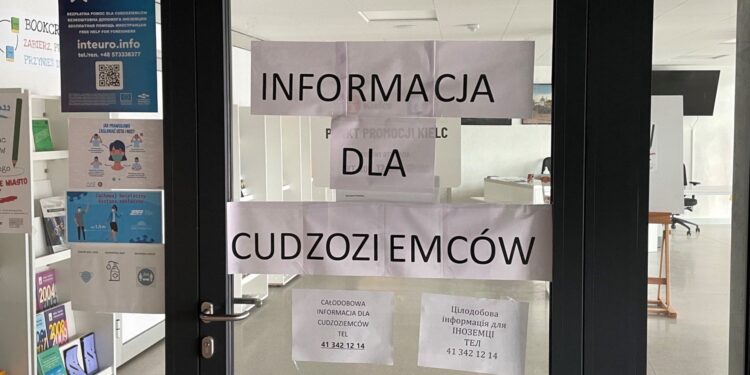 28.03.2022. Kielce. Dworzec autobusowy. Punkt informacji dla obywateli Ukrainy / Michał Kita / Radio Kielce