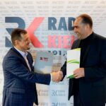 24.02.2022. Kielce. Podpisanie umowy o współpracy. Na zdjęciu (od lewej): Jacek Toś - dyrektor KOWR w Kielcach, Janusz Knap - prezes Radia Kielce / Piotr Kwaśniewski / Radio Kielce