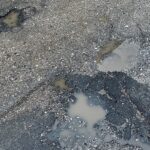 01.02.2022. Kielce. Dziurawa nawierzchnia. Na zdjęciu ulica Śniadeckich / Wiktor Taszłow / Radio Kielce