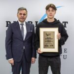 70. Plebiscyt Sportowy - Świętokrzyskie Gwiazdy Sportu 2021. Na zdjęciu (od lewej): Stanisław Wróbel - Redaktor Naczelny „Echa Dnia”, Miłosz Strzeboński - Korona Kielce - Nadzieja Świętokrzyskiego Sportu / Echo Dnia