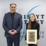 70. Plebiscyt Sportowy - Świętokrzyskie Gwiazdy Sportu 2021. Na zdjęciu (od lewej): Janusz Knap - Prezes Radia Kielce, Julia Szydłowska - Żaczek Połaniec - Nadzieja Świętokrzyskiego Sportu / Echo Dnia