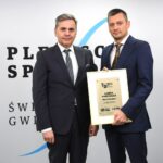 70. Plebiscyt Sportowy - Świętokrzyskie Gwiazdy Sportu 2021. Na zdjęciu (od lewej): Stanisław Wróbel - Redaktor Naczelny „Echa Dnia”, Paweł Papaj - szef marketingu Łomża Vive Kielce, który odebrał statuetkę w kategorii Drużyna Roku / Echo Dnia