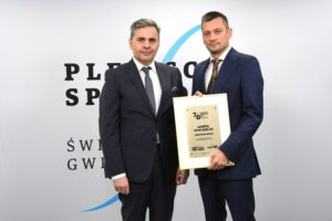 70. Plebiscyt Sportowy - Świętokrzyskie Gwiazdy Sportu 2021. Na zdjęciu (od lewej): Stanisław Wróbel - Redaktor Naczelny „Echa Dnia”, Paweł Papaj - szef marketingu Łomża Vive Kielce, który odebrał statuetkę w kategorii Drużyna Roku / Echo Dnia