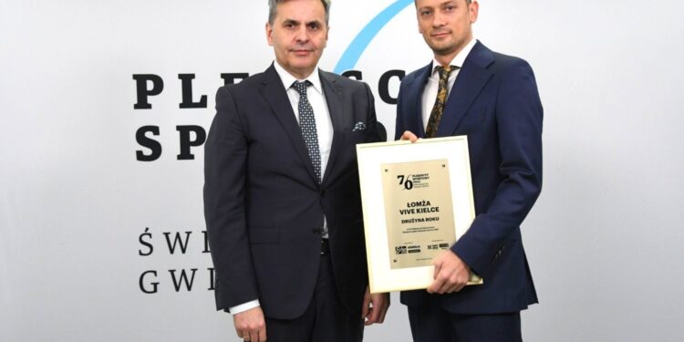 70. Plebiscyt Sportowy - Świętokrzyskie Gwiazdy Sportu 2021. Na zdjęciu (od lewej): Stanisław Wróbel - Redaktor Naczelny „Echa Dnia”, Paweł Papaj - szef marketingu Łomża Vive Kielce, który odebrał statuetkę w kategorii Drużyna Roku / Echo Dnia