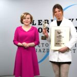 70. Plebiscyt Sportowy - Świętokrzyskie Gwiazdy Sportu 2021. Na zdjęciu (od lewej): Anna Krupka - wiceminister sportu, Anna Wawrzycka - Czarni Połaniec - 9. miejsce w kategorii Sportowiec Roku / Echo Dnia