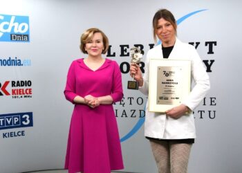 70. Plebiscyt Sportowy - Świętokrzyskie Gwiazdy Sportu 2021. Na zdjęciu (od lewej): Anna Krupka - wiceminister sportu, Anna Wawrzycka - Czarni Połaniec - 9. miejsce w kategorii Sportowiec Roku / Echo Dnia