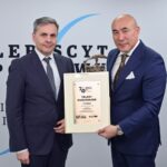 70. Plebiscyt Sportowy - Świętokrzyskie Gwiazdy Sportu 2021. Na zdjęciu (od lewej): Stanisław Wróbel - Redaktor Naczelny „Echa Dnia”, Talant Dujszebajew - 1. miejsce w kategorii Trener Roku / Echo Dnia