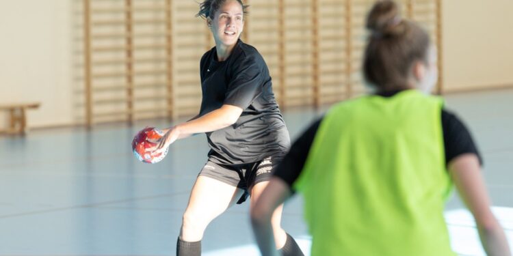 Na zdjęciu (przy piłce): Juliene Pereira Costa / Patryk Ptak / Suzuki Korona Handball Kielce/strona klubowa