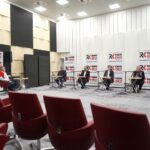 27.02.2022. Kielce. Studio Polityczne Radia Kielce. Na zdjęciu (od lewej): Radosław Podsiadły - Radio Kielce, Tomasz Pleban - PiS, Krzysztof Sławiński - Platforma Obywatelska, Łukasz Wasilewski - Konfederacja, Czesław Siekierski PSL, Artur Pejas - Nowa Lewica / Sebastian Kalwat / Radio Kielce