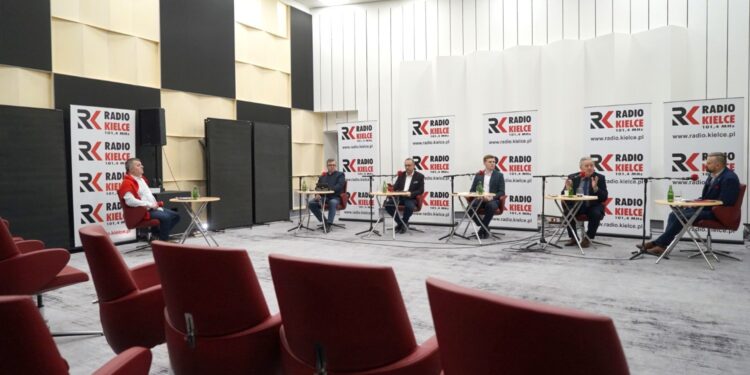 27.02.2022. Kielce. Studio Polityczne Radia Kielce. Na zdjęciu (od lewej): Radosław Podsiadły - Radio Kielce, Tomasz Pleban - PiS, Krzysztof Sławiński - Platforma Obywatelska, Łukasz Wasilewski - Konfederacja, Czesław Siekierski PSL, Artur Pejas - Nowa Lewica / Sebastian Kalwat / Radio Kielce