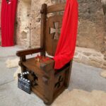 12.02.2022. Szydłów. Królewski tron udekorowany w miłosne motywy / Piotr Walczak/Urząd Miasta w Szydłowie