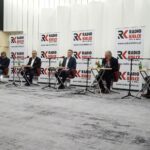 27.02.2022. Kielce. Studio Polityczne Radia Kielce. Na zdjęciu (od lewej): Tomasz Pleban - PiS, Krzysztof Sławiński - Platforma Obywatelska, Łukasz Wasilewski - Konfederacja, Czesław Siekierski PSL, Artur Pejas - Nowa Lewica / Sebastian Kalwat / Radio Kielce