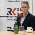 20.02.2022. Kielce. Studio Polityczne Radia Kielce. Na zdjęciu: Wiktor Pytlak - Platforma Obywatelska / Sebastian Kalwat / Radio Kielce