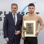 70. Plebiscyt Sportowy - Świętokrzyskie Gwiazdy Sportu 2021. Na zdjęciu (od lewej): Stanisław Wróbel - Redaktor Naczelny „Echa Dnia”, Jakub Łukowski - Korona Kielce - 6. miejsce w kategorii Sportowiec Roku / Echo Dnia