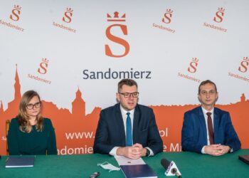 02.02.2022. Sandomierz. Przedstawienie nowych dyrektorów sandomierskich instytucji kultury. Na zdjęciu (od lewej): Katarzyna Radziwiłko - dyrektor Sandomierskiego Centrum Kultury, Marcin Marzec - burmistrz Sandomierza i Wojciech Dumin - dyrektor Miejskiej Biblioteki Publicznej w Sandomierzu / UM Sandomierz