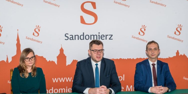 02.02.2022. Sandomierz. Przedstawienie nowych dyrektorów sandomierskich instytucji kultury. Na zdjęciu (od lewej): Katarzyna Radziwiłko - dyrektor Sandomierskiego Centrum Kultury, Marcin Marzec - burmistrz Sandomierza i Wojciech Dumin - dyrektor Miejskiej Biblioteki Publicznej w Sandomierzu / UM Sandomierz