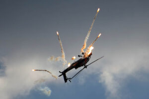 Pokazy Lotnicze Air Show 2013 w Radomiu. AH-64 Apache wykonuje beczkę. / Wojciech Habdas / Radio Kielce