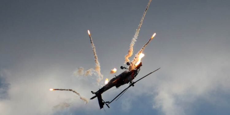 Pokazy Lotnicze Air Show 2013 w Radomiu. AH-64 Apache wykonuje beczkę. / Wojciech Habdas / Radio Kielce