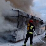 08.02.2022. Skarżysko-Kamienna. Pożar autobusu MPK / Paweł Sieczka / PSP Skarzysko
