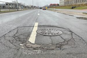 09.02.2022. Kielce. Popękany asfalt na ulicy Witosa / Wiktor Taszłow / Radio Kielce