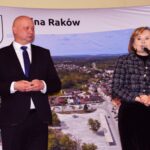 06.03.2022. Raków. Spotkanie z mieszkankami. Na zdjęciu: Damian Szpak - wójt Rakowa, Anna Krupka - wiceminister sportu i turystyki / UG Raków