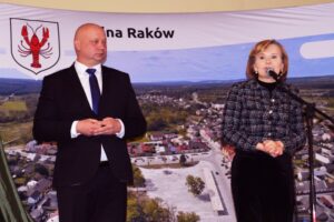 06.03.2022. Raków. Spotkanie z mieszkankami. Na zdjęciu: Damian Szpak - wójt Rakowa, Anna Krupka - wiceminister sportu i turystyki / UG Raków